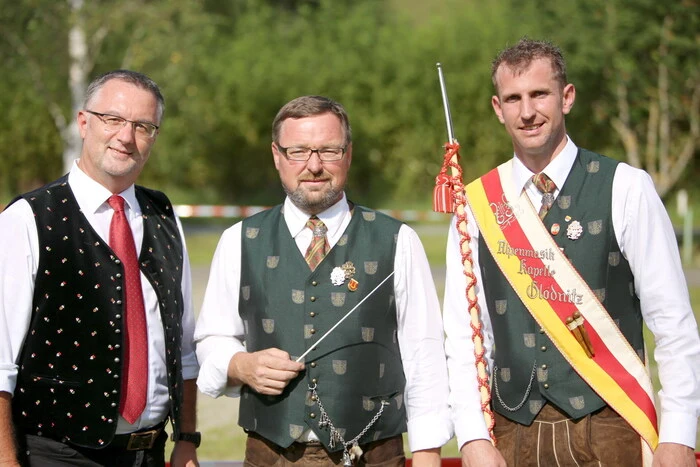 Erhoben das Glas: Landesobmann Horst Baumgartner, Kapellmeister Wolfgang Obersteiner sowie Obmann Manuel Reinsperger (von links).