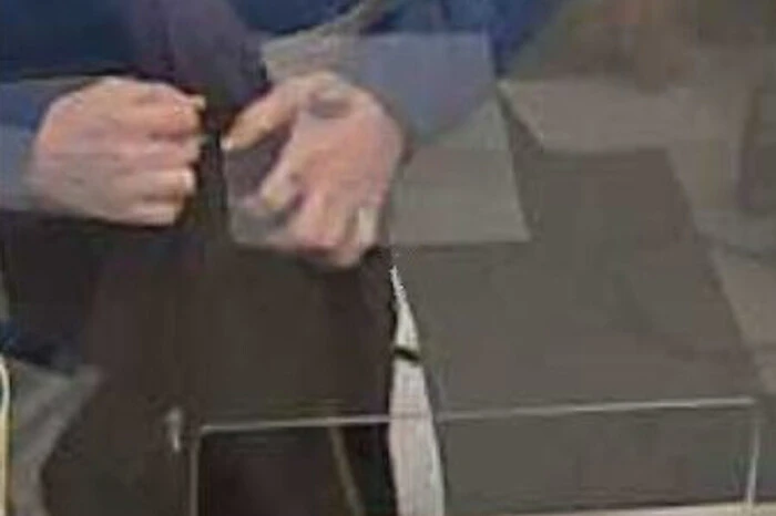 Erkennen Sie diesen Mann? Die Polizei bittet um die Mithilfe bei der Fahndung nach dem Puntigamer Bankräuber: Hinweise zur Identität des Täters bitte an den Journaldienst des Landeskriminalamtes Steiermark unter 059133/60 3333.