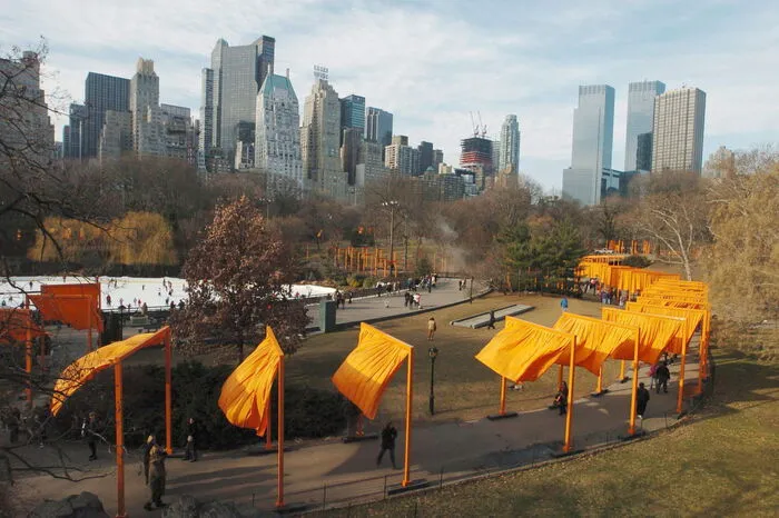 Im Februar 2015 waren im New Yorker Central Park für zwei Wochen 7503 safrangelbe Metalltore aufgestellt. Es handelte sich - wie so oft bei Christo - um ein Langzeitprojekt. Das Genehmigungsverfahren für dieses Kunstwerk lief seit 1979.