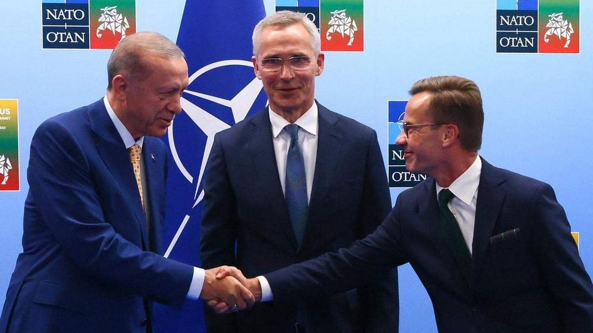 Erdogan und Kristersson reichen sich vor Stoltenberg die Hände