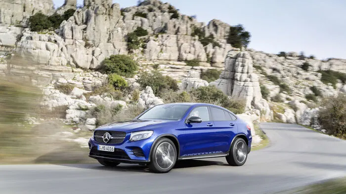Die Konkurrenz aus München ist bereits bei der zweiten Auflage des X6 angekommen und der kompakte X4 hat auch schon ein Weilchen auf dem coupéhaften Buckel – jetzt hat Mercedes den Trend zum Crossover-SUV auch voll aufgegriffen.