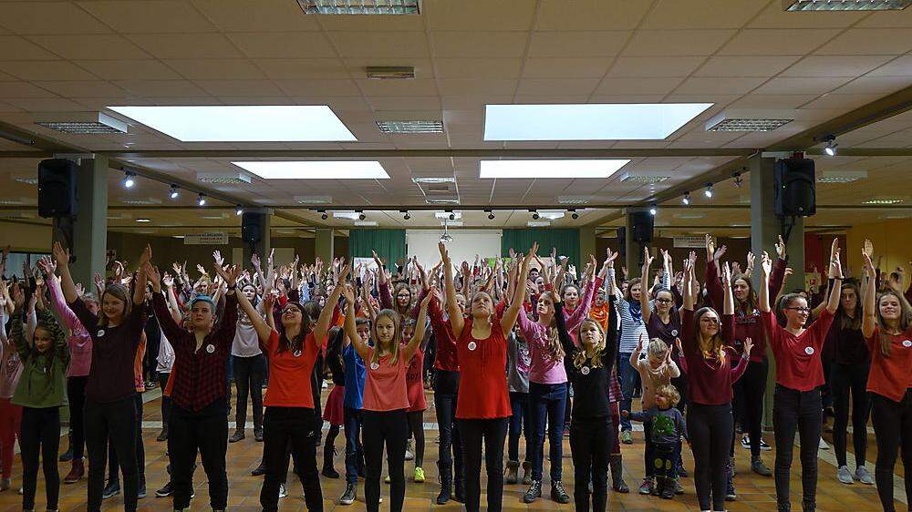 Insgesamt 180 Schüler nahmen an dem Tanz gegen Gewalt an Frauen teil