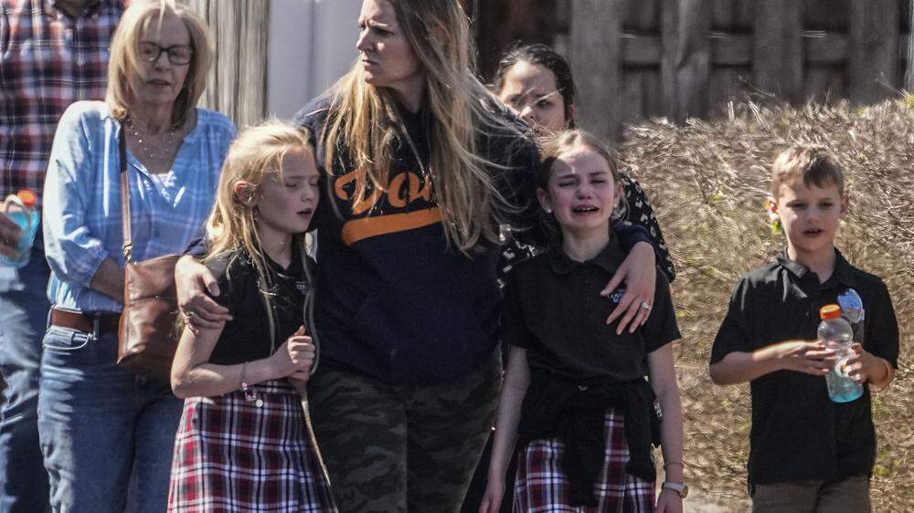 Bei Schüssen an einer Volksschule in Nashville im US-Staat Tennessee sind am Montag drei Kinder und drei Erwachsene getötet worden. 