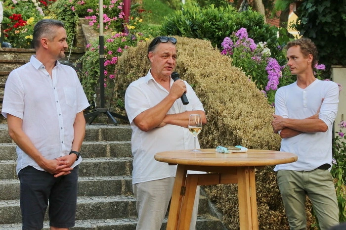 Bürgermeister Martin Weber, Wolfgang Neubauer und Simon Engel vom Verein „Königsberg Research“.