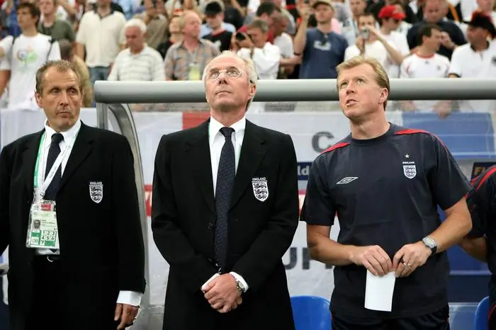 Bildnummer: 02165236  Datum: 01.07.2006  Copyright: imago/Oliver Hardt
Nationaltrainer Sven Göran Eriksson (Mitte) neben Co Trainer Steve McClaren (beide England, re.); MacClaren, Mac Claren, Mc, quer, close, Trainer, Coach, Nationalcoach, Assistent, Assistenztrainer, / Blick, hoffen, bangen, mitfiebern, Gebet, beten, flehen, // krux WM 2006, Länderspiel, Nationalteam, Viertelfinale, England, Vdig Gelsenkirchen Fußball WM Herren Mannschaft Gruppenbild Randmotiv Personen