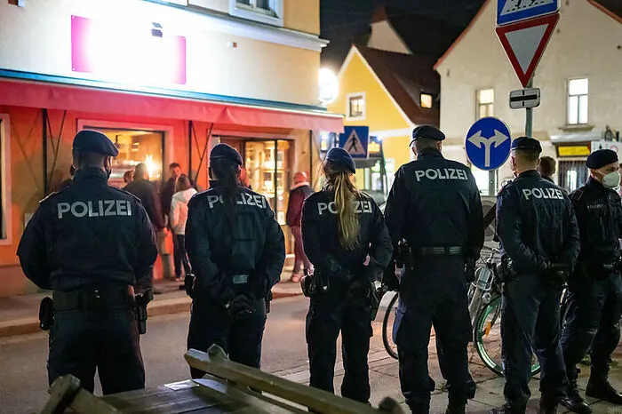 Die Bereitschaftseinheit hält sich vor dem "Cheers" bereit. Gebraucht wird sie an diesem Abend aber nicht.