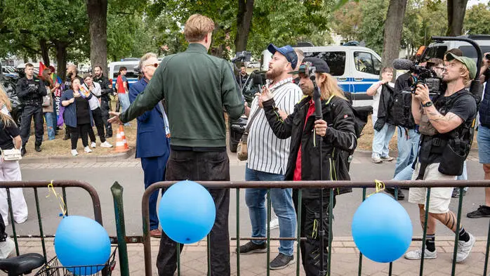 Matthäus Westfal, bekannt als Aktivist Mann (blaue Kappe), Marc Keller alias Marcant (grüne Jacke), Sebastian Weber, bekannt als „Weichreite TV“ (schwarze Kappe)