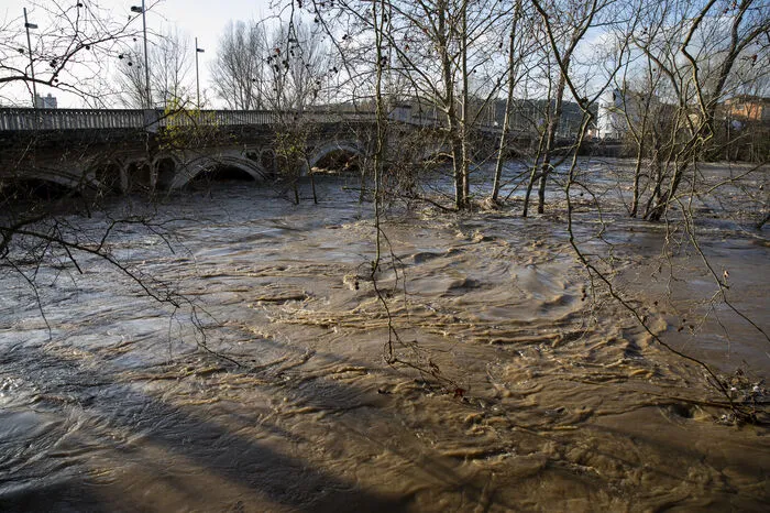 Dort wurden unzählige Straßen unter Wasser gesetzt, weil der Fluss Ter über die Ufer trat. Zudem gab es große Probleme mit dem Trinkwasser.