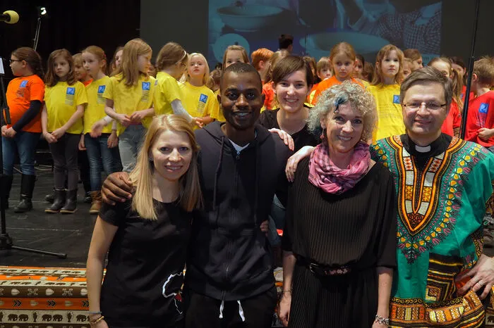 Zum 15. Mal ließ Pfarrer Hanzej Rosenzopf (am Foto rechts zu sehen) mit Hilfe seiner Kollegen vom Verein Iniciativ Angola das Lied für die Afrikahilfe anstimmen. Mehr als 300 Kinder der Benediktinerschule VS 1, der Volksschule 24, der Volksschule Mohorjeva und der Ursulinen waren mit dabei. Mit dem Erlös wird eine von Don Bosco Schwestern geführte Schule in einem Dorf in Angola finanziert.