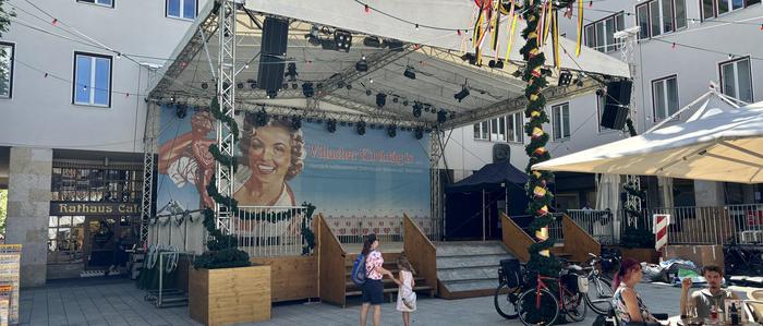 Die Bühne am Rathausplatz steht bereits, am kommenden Sonntag, 28. Juli werden wieder tausende Gäste beim Hochamt dabei sein