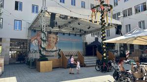 Die Bühne am Rathausplatz steht bereits, am kommenden Sonntag, 28. Juli werden wieder tausende Gäste beim Hochamt dabei sein