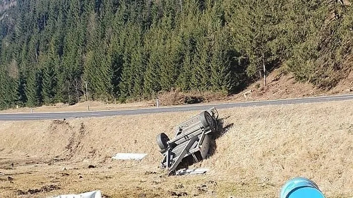 Der Anhänger stürzte mit den Fässern über eine Böschung