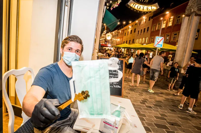 Die Stadt stellte Hunderte Masken bereit.