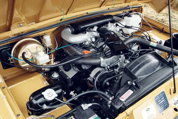 Für die Gemischaufbereitung seines 3,5 Liter großen V8 sind zwei Zenith-Stromberg-Vergaser zuständig.
