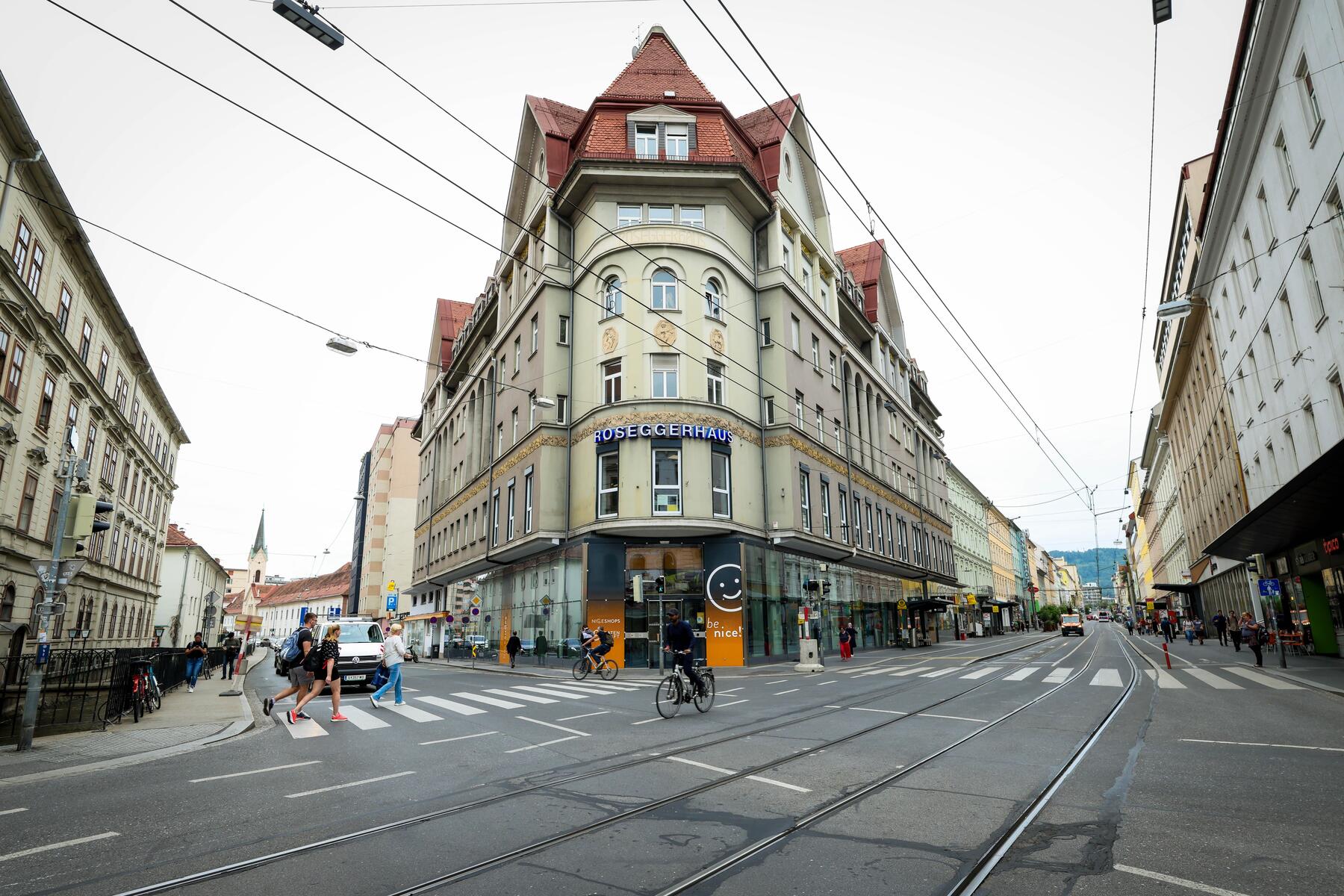 Ersatzverkehr: Bewusstlos in der Straßenbahn: Rettungseinsat