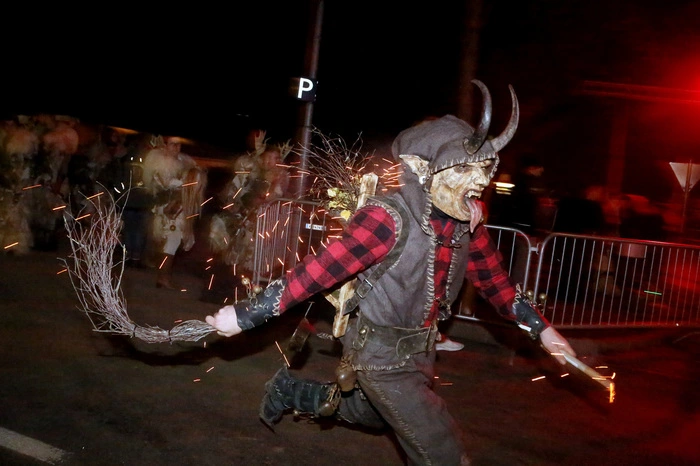 ...veranstaltete seinen ersten Perchten- und Krampuslauf.