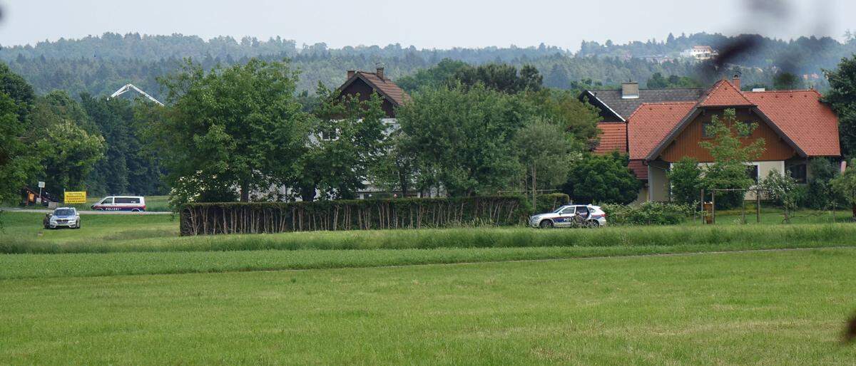 Die Polizei umstellte die Siedlung mit dem Tatort (Haus links auf dem Foto) in Mooskirchen großräumig