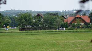 Die Polizei umstellte die Siedlung mit dem Tatort (Haus links auf dem Foto) in Mooskirchen großräumig