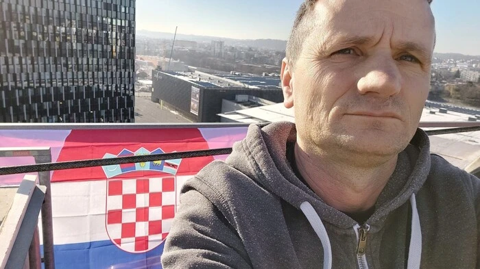 Izidor Nikolić, Kranfahrer aus Graz, hat seinen Arbeitsplatz heute in den kroatischen Nationalfarben dekoriert