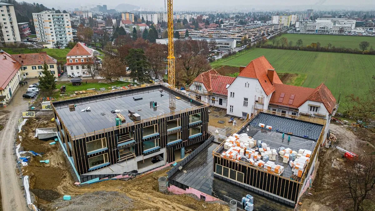 Hier entsteht die Bio-Schule am Grottenhof, für die Finanzierung wurden 5 Hektar Grund (rechts oben im Bild) verkauft