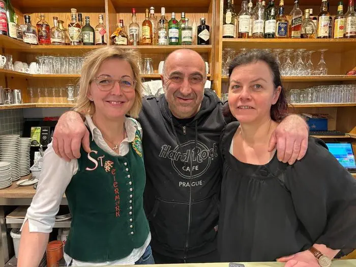 Elisabeth Oswald (l.) pachtet zusammen mit Schwager Petros Haritidis das Golfrestaurant – unterstützt werden die beiden von Schwester und Ehefrau Rosemarie Köck (r.)