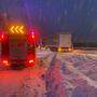 Die Feuerwehren – wie hier die FF Ligist – mussten zahlreiche hängen gebliebene Lkw aus dem Schnee ziehen