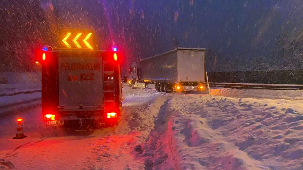 Die Feuerwehren – wie hier die FF Ligist – mussten zahlreiche hängen gebliebene Lkw aus dem Schnee ziehen