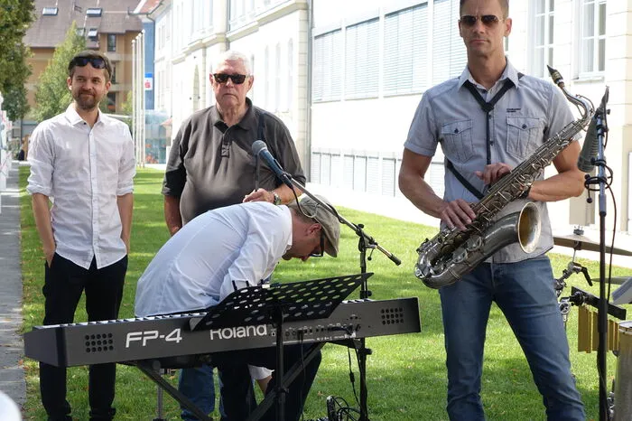 Hier ist das Trio komplett (nur kein Trio mehr. Der Fehler ist noch immer da. Gefunden? Der Herr mit Sonnenbrille und schwarzem T-Shirt gehört nicht zu den Musikern! Engelbert Maier genießt die gute Sicht von hier aus auf das Geschehen).