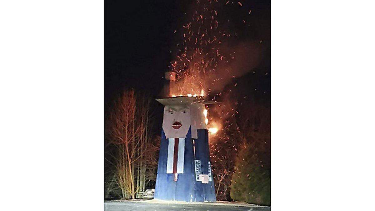 Eine US-Präsident Donald Trump darstellende Holzfigur in einem slowenischen Dorf ist komplett niedergebrannt