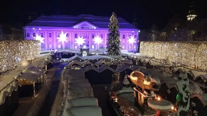 Der Neue Platz in Klagenfurt tief verschneit und hell erleuchtet im vergangenen Jahr