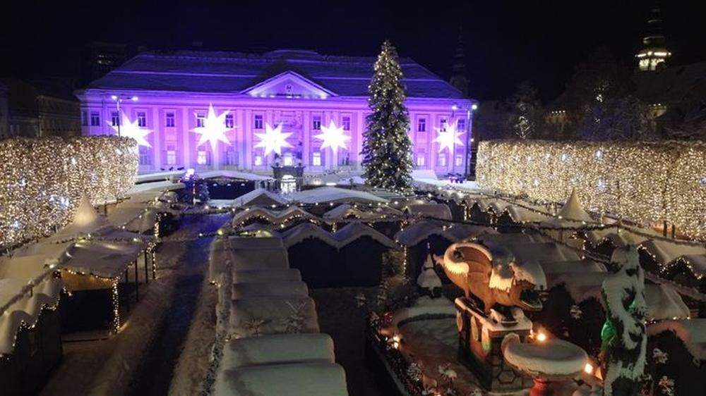 Der Neue Platz in Klagenfurt tief verschneit und hell erleuchtet im vergangenen Jahr