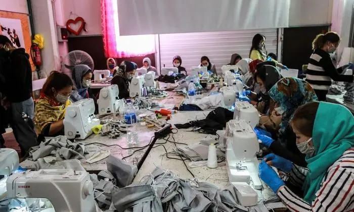 Die Frauen in Moria nähen Schutzmasken 