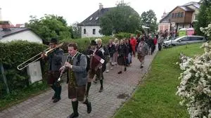 Die Murtaler Kirchtagsmusi führte den Rundgang musikalisch an