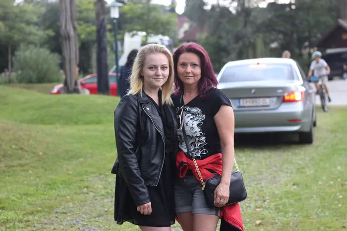 Michaela und Vanessa aus Ebenthal: "Wenn Nena in der Nähe ist, muss man hin."