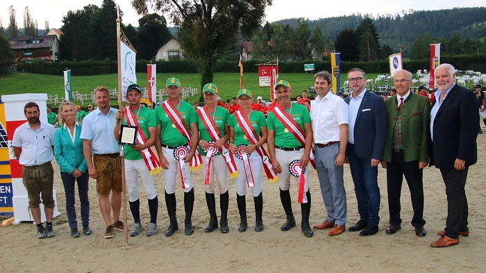 Die ausgezeichnet besuchte Siegerehrung am Sonntag in den frühen Abendstunden war beste Werbung für die Pferde, den Reitsport und vor allem für die Region Lipizzanerheimat.