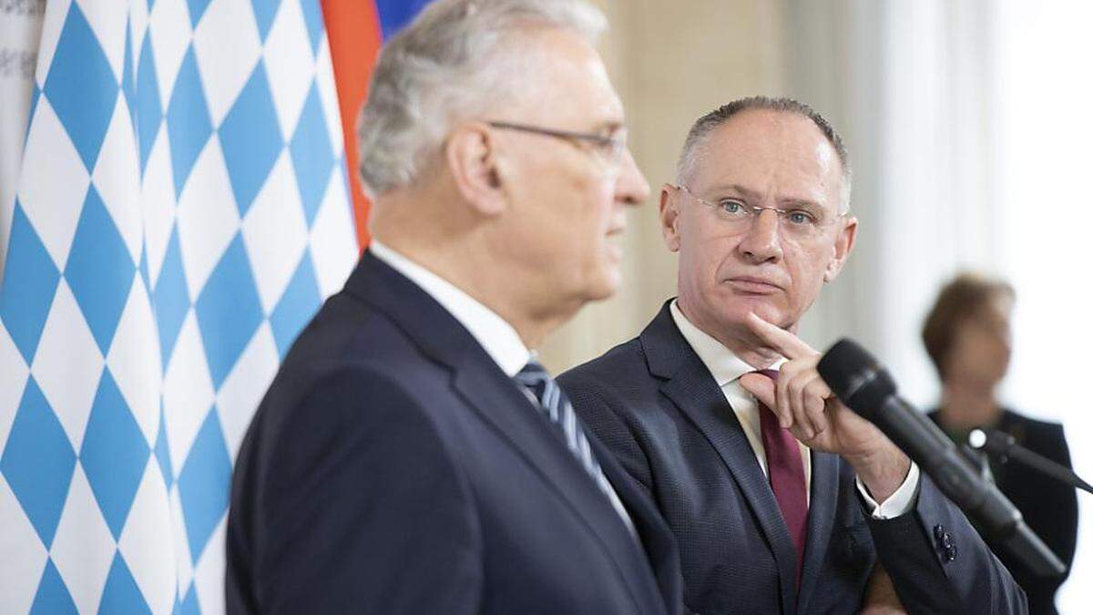 Herrmann und Karner vor einer bayrischen Flagge | Der bayrische Staatsminister für Inneres, Joachim Herrmann (CSU), und Innenminister Gerhard Karner (ÖVP)