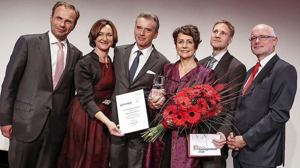 Sabine Herlitschka (mit Blumenstrauß) wurde Dienstagabend zur Kärntner Managerin des Jahres gekürt
