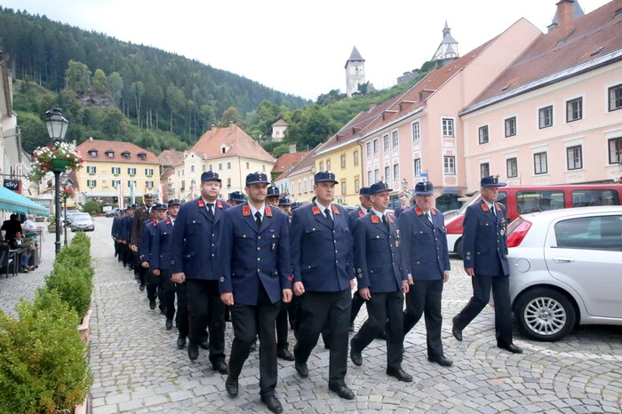 Gelungener Auftakt der Feierlichkeiten: der Festmarsch vom Hauptplatz in den Fürstenhof. 