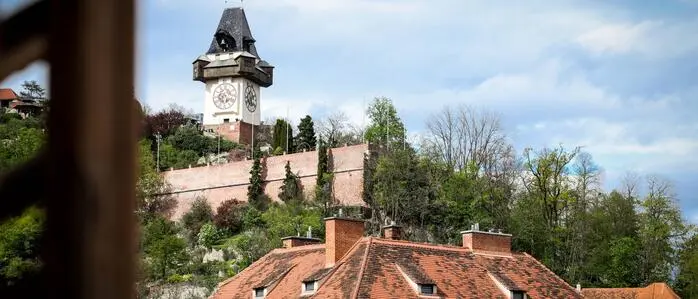 Graz Uhrturm vom Hauptplatz aus fotografiert