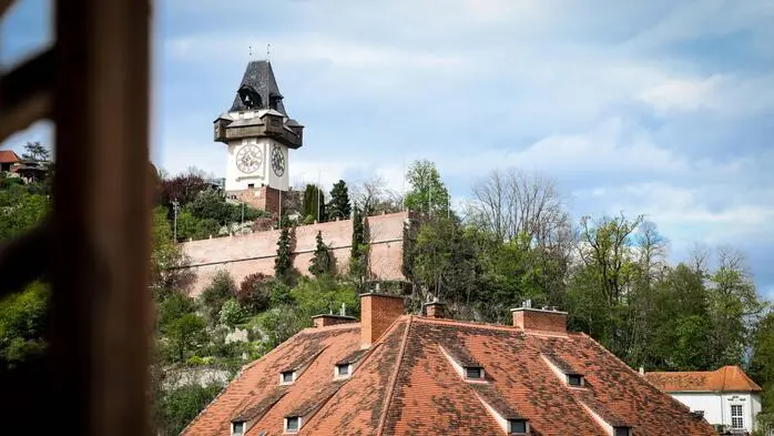 Graz Uhrturm vom Hauptplatz aus fotografiert