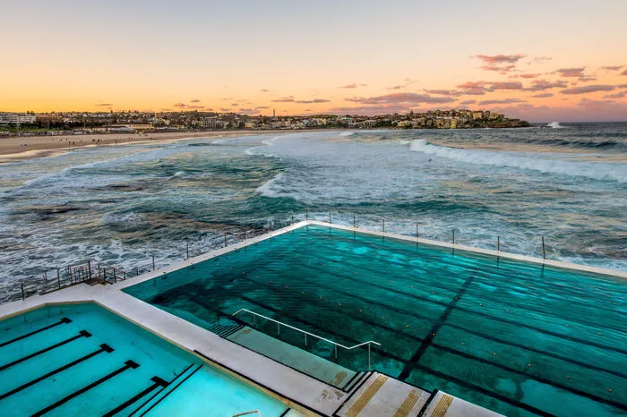 Kein Vergleich zum bekanntesten aller Pools: dem "Icebergs" in Sydney, direkt am weltberühmten Bondi Beach. Dort schwimmt man in einem nahezu olympiatauglichen 50-Meter-Becken auf acht geordneten Bahnen. Auch Touristen dürfen hinein, für umgerechnet nicht einmal fünf Euro - zum Schwimmen oder auch nur, um Fotos zu machen. Seit Instagram populär ist, kommen jedenfalls noch mehr.