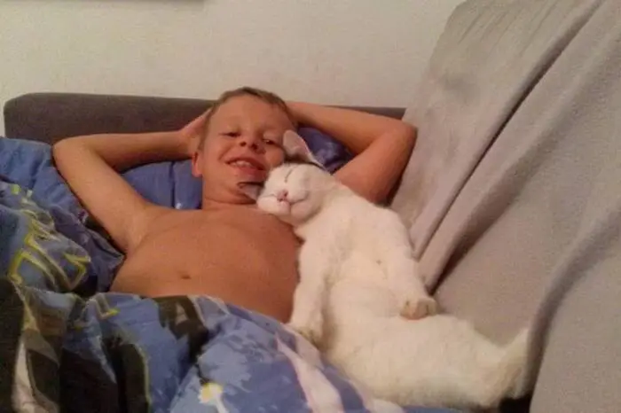 Azrael entspannt sich gemeinsam mit Mathias.
