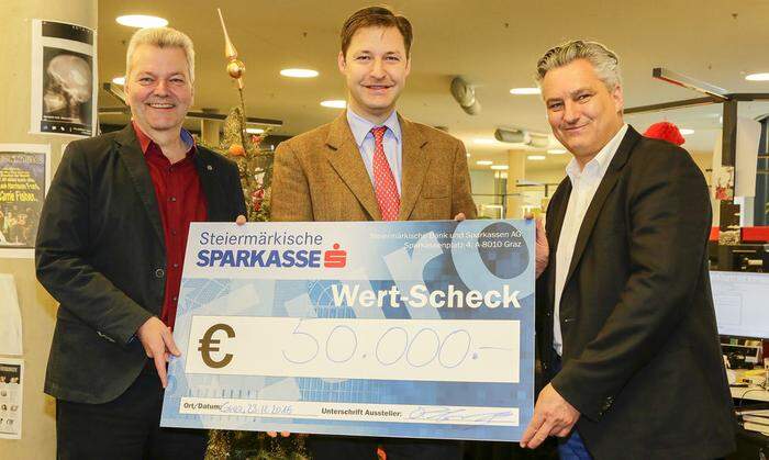 Franz Mayr-Melnhof-Saurau übergibt Chefredakteur Hubert Patterer und Bernd Olbrich 50.000 Euro