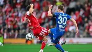 Aus dem Zweikampf zwischen dem GAK und BW Linz (im Bild: Jacob Italiano gegen Nico Maier) wurde ein Mehrkampf