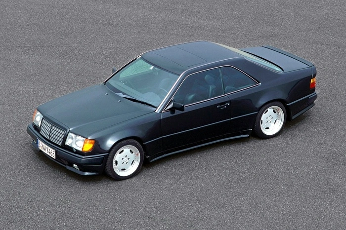 AMG war mittlerweile ein angesehener Hersteller von hochpreisigen Tuningteilen für allerlei Mercedes-Modelle, und wagte nun den Schritt zum Motorenhersteller. Für den Mercedes-eigenen Achtzylinder entwickelte man in Großaspach Vierventil-Zylinderköpfe, die in Kombination mit der Hubraumerweiterung von 5,6 auf sechs Liter Hubraum gewaltige 385 PS abwarfen. Vor allem im damals neuen E Coupé mutierte dieses Monstertriebwerk zum Ferrari-Schreck: 289 km/h waren eine echte Ansage, die dieser AMG, den man fortan nur mehr „The Hammer“ nannte, auch optisch zur Schau zu tragen wusste: Muskulöse Kotflügelverbreiterungen und sämtlichen Chromes beraubt, stellt der 300 CE 6,0 wohl so ziemlich das extremste Paket dar, das jemals die AMG-Hallen verließ. Mehr als 12 Stück wurden aber nicht produziert – kein Wunder, bei einem Stückpreis von über 170.000 Euro!