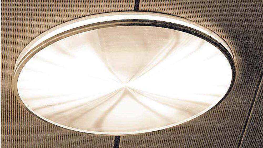 Das untere Ende einer Lichtröhre: Über Streulinsen an der Decke wird das Tageslicht in den Raum gestrahlt