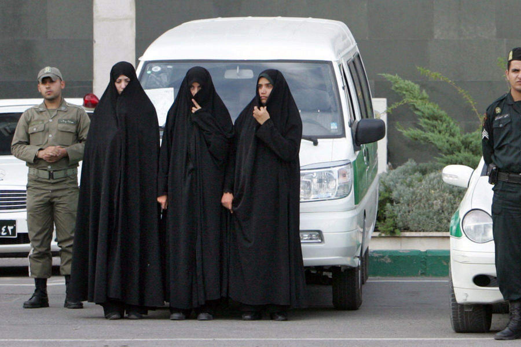 Frauen im Visier der Mulahs: Überwachung von Kopftuchpflicht im Iran immer „drakonischer“