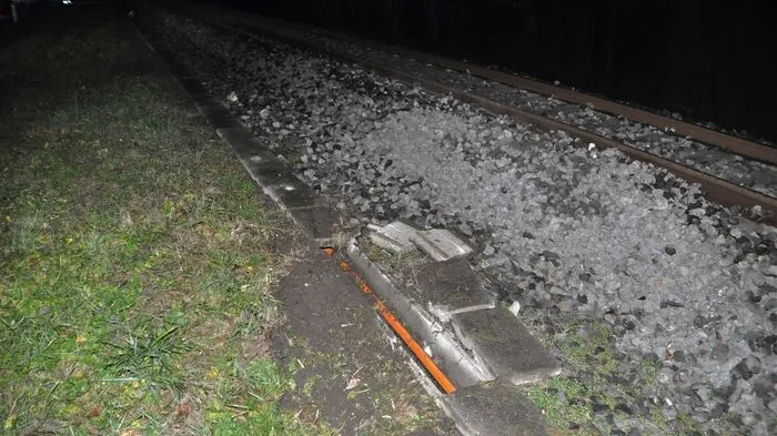 In Rosental an der Kainach kam Samstagnacht ein Fahrzeuglenker (27) mit seinem Pkw von der Straße ab. Das Fahrzeug kam auf der Schienenanlage der Graz-Köflacher- Bahn (GKB) zu stehen.