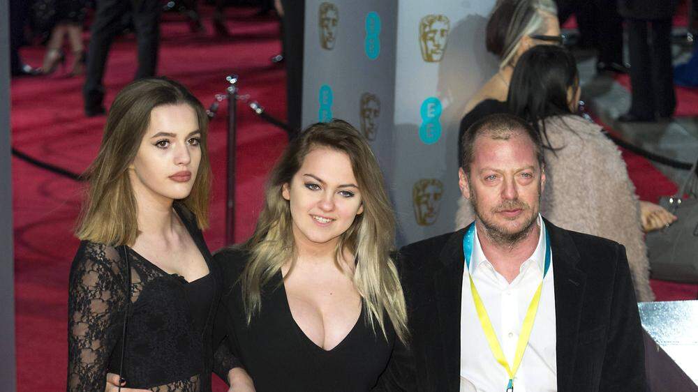 Charlotte Emma Freud (Mitte) mit ihrem Vater Matthew Freud 2016 bei den British Film Awards in London 