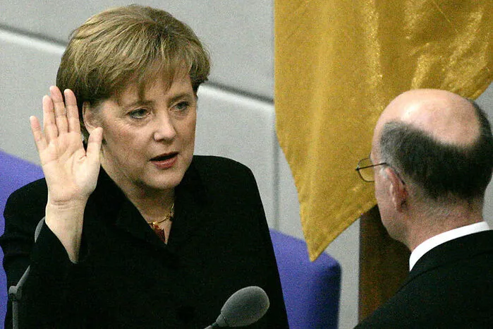Aber alles der Reihe nach. Vor 16 Jahren, am 22. November 2005 vereidigte Bundestagspräsident Norbert Lammert (CDU) Angela Merkel (CDU) als Bundeskanzlerin Deutschlands. Insgesamt wurde sie dreimal wiedergewählt, nach 16 Jahren in Amt und Würden wird sie sich aus der Politik zurückziehen.